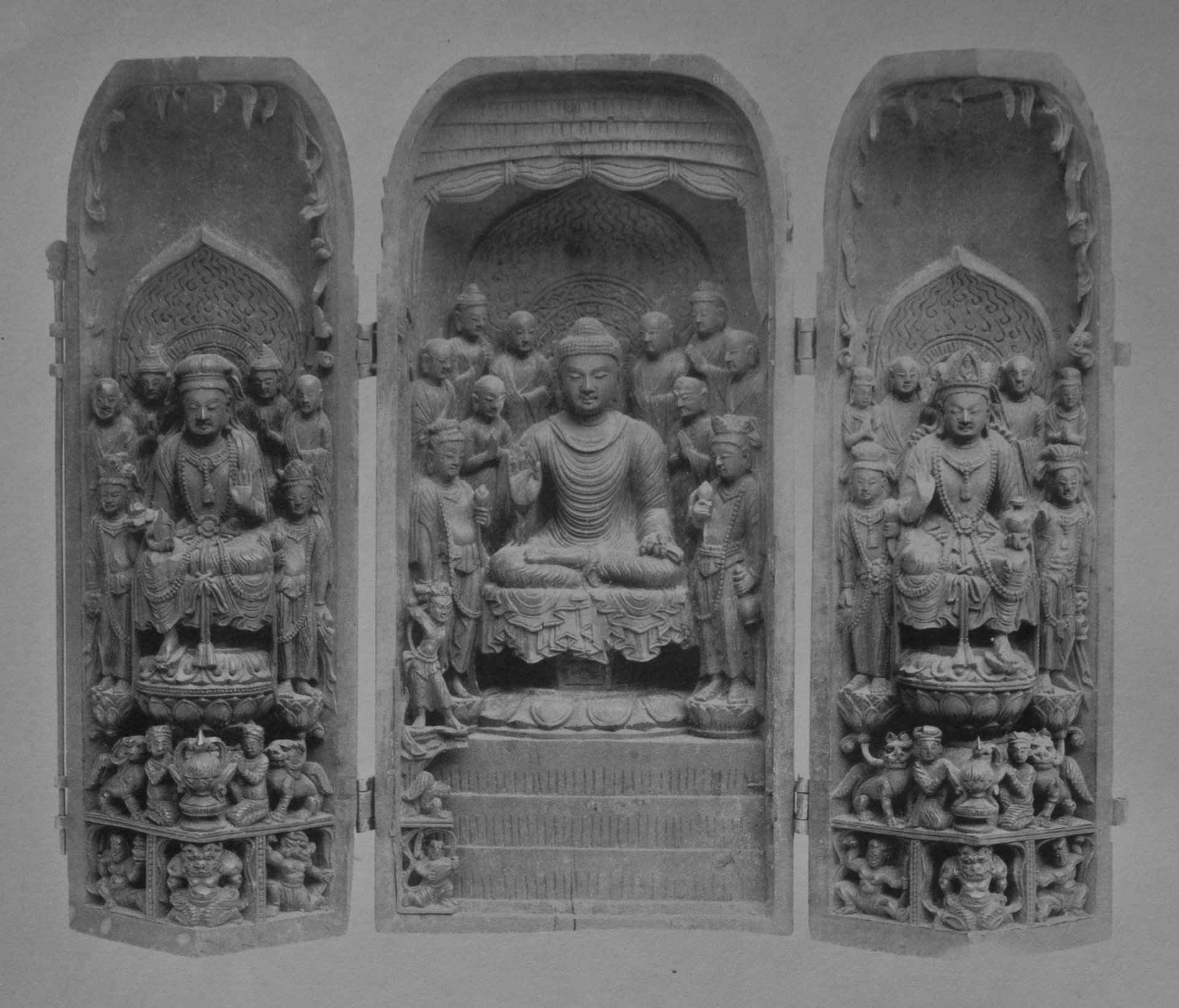 諸尊仏龕（枕本尊）