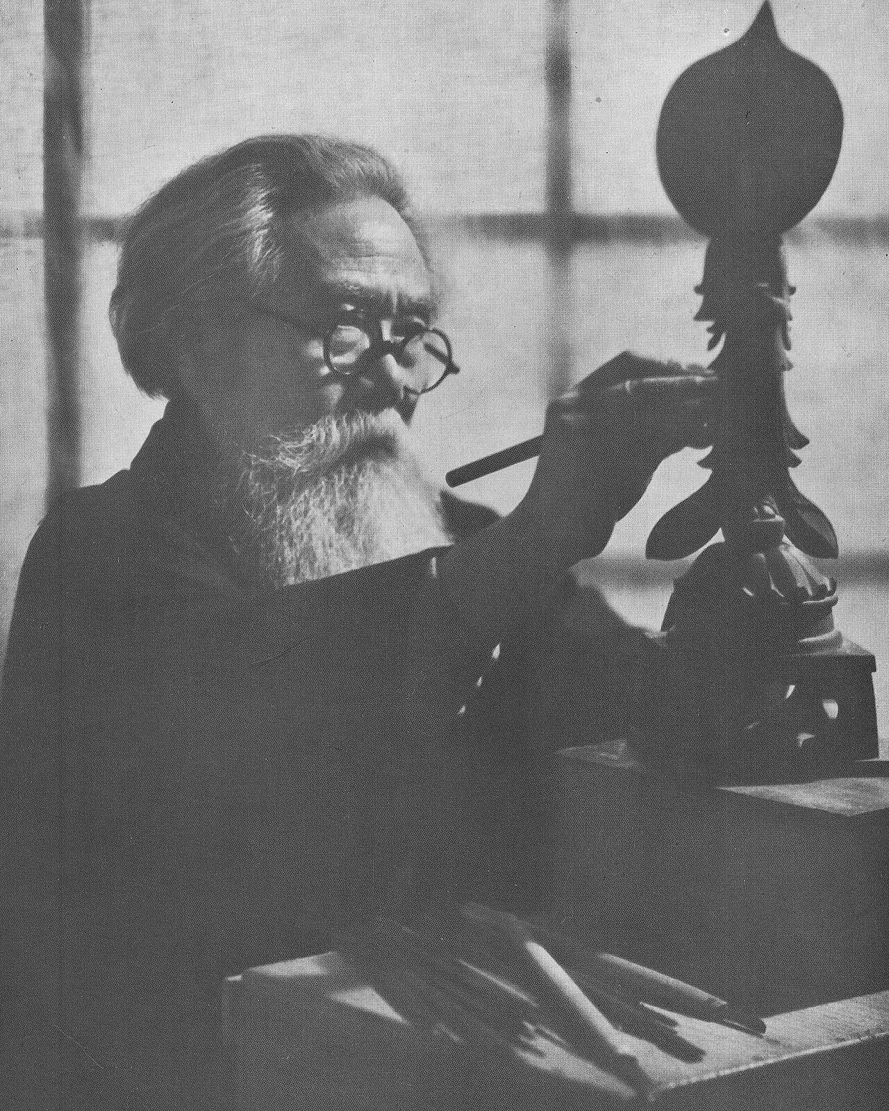 Shown at the 3rd Portrait Photography Exhibition of Cultural Figures, 1949. Photograph by Kiyoshi Kudo.
