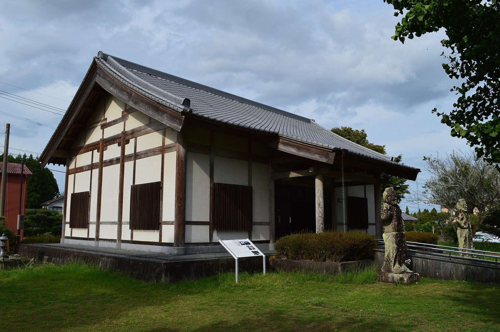 木喰五智館。国分寺跡に、像を納めるために建てられた