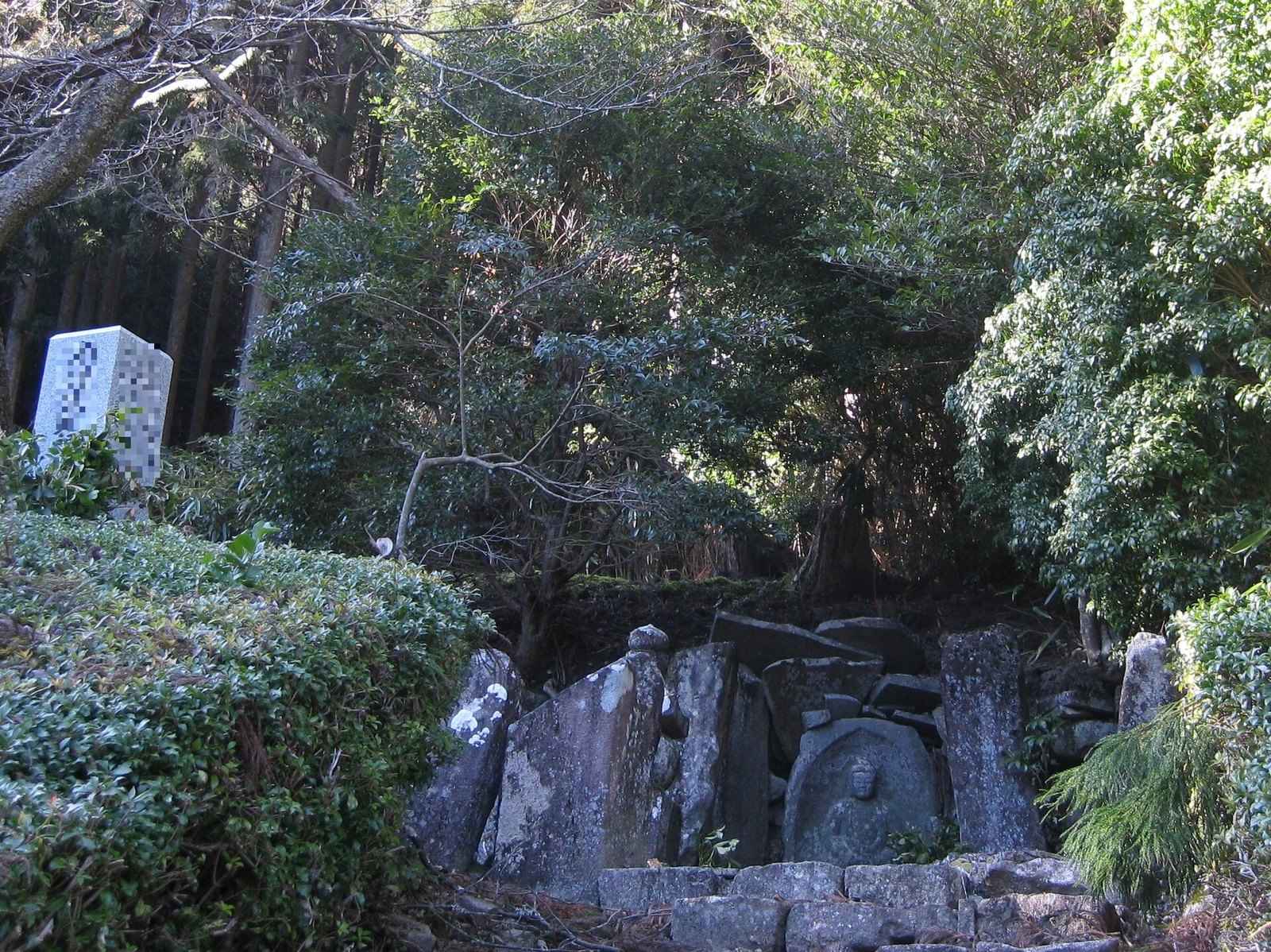 日神石仏群（阿弥陀如来坐像）