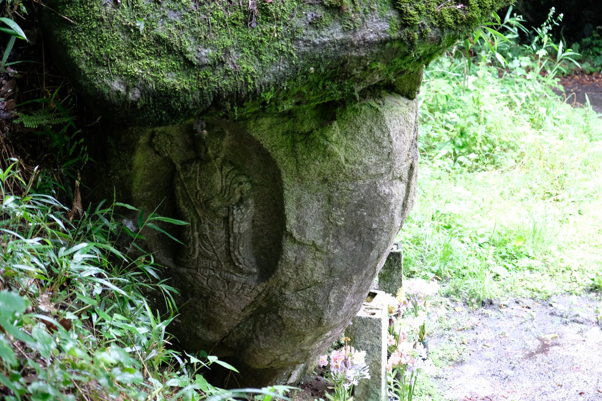 唐臼の壺二尊（からすの壺）