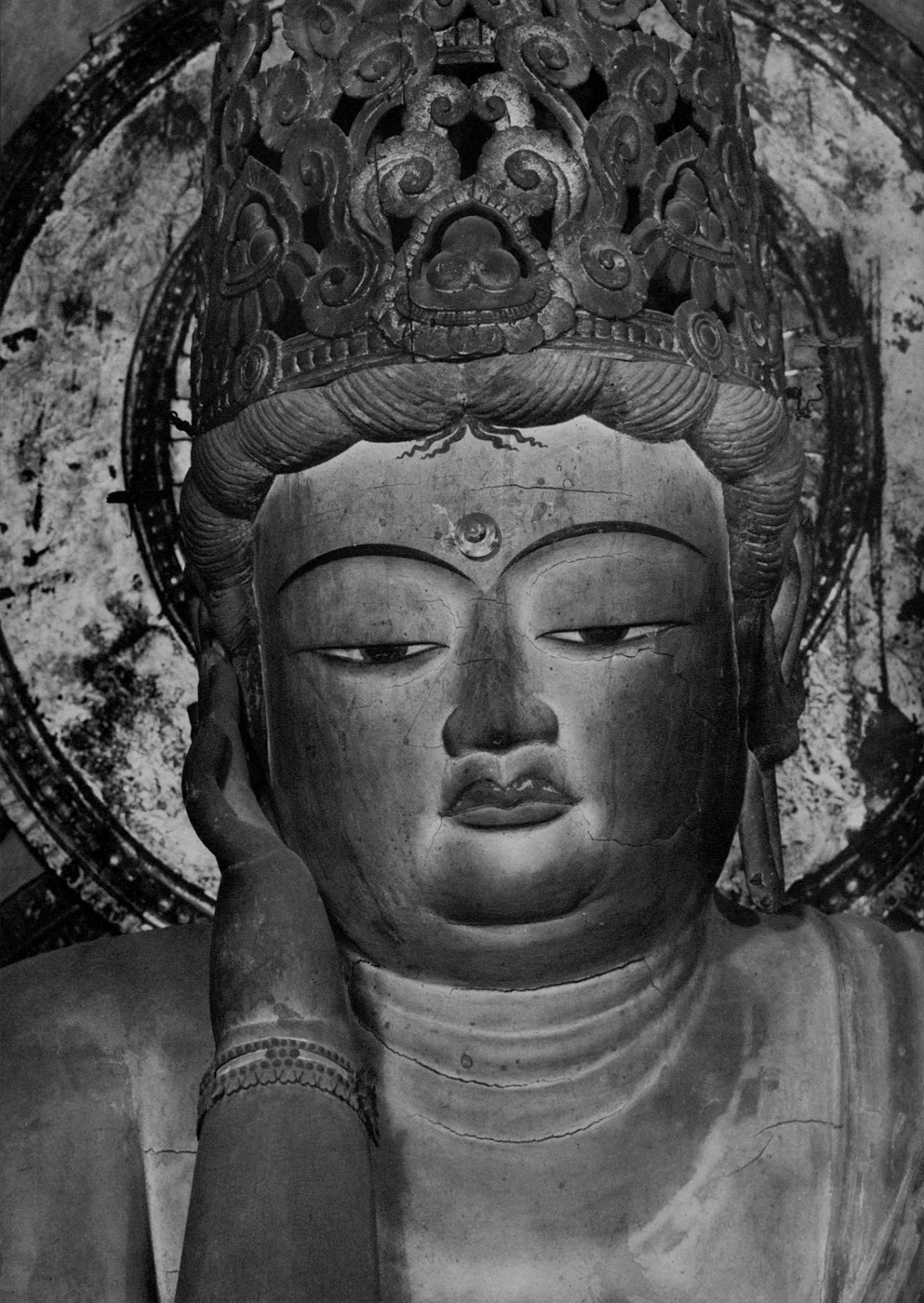 顔の近景。長く秘仏だったので、彩色と光背の文様がよく残っている