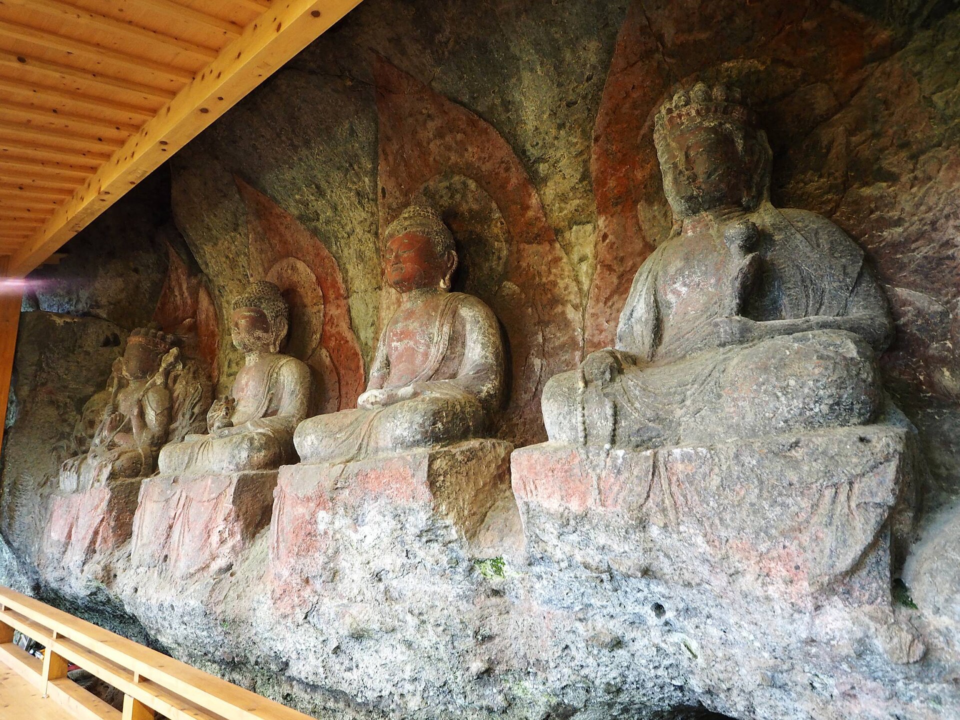 Sugao cliff carvings
