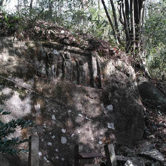 Three Jizō cliff carving, Gansen-ji