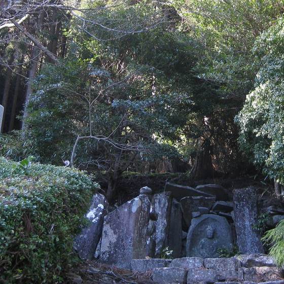 日神石仏群（阿弥陀如来坐像）