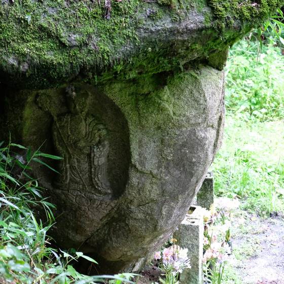 Two figures at Karausu-no-tsubo