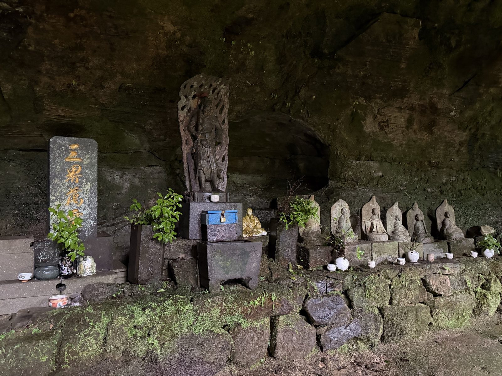 岩屋に並ぶ石仏と、三界萬霊の碑